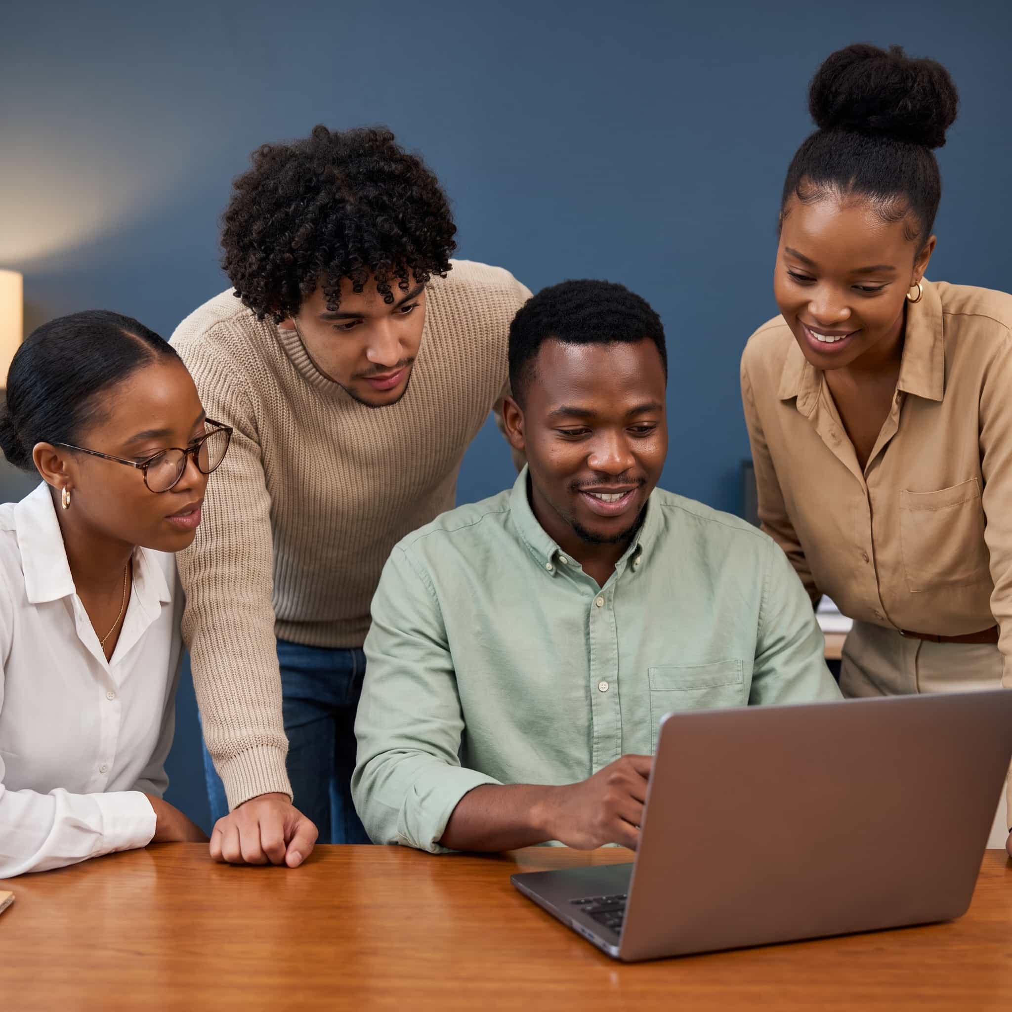 Apprenants en formation au numérique sur le campus CEDITECH